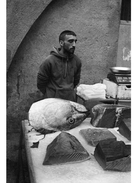 Bildvergrößerung: Thomas Sandberg: „Fischhändler in Catania", aus der Serie „Ostinato", 2021, Silbergelatine-Print
