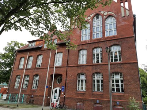 Conrad-Grundschule - Blick auf die Fassade des Altbaus 
