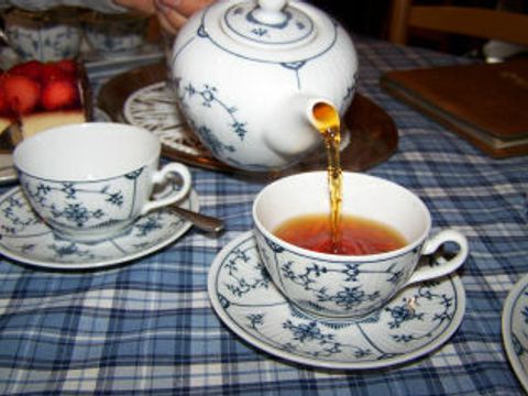 Teezeremonie in der Dornumer Teestube