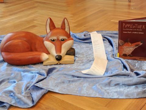 Fuchs-Holzfigur auf einer Decke