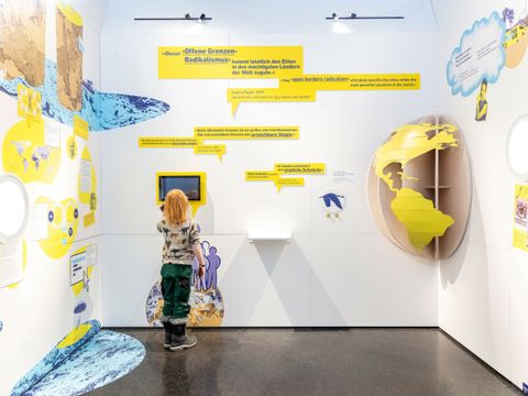Die Ausstellung ist in drei Denkräume gegliedert: Mensch, Umwelt, Technik