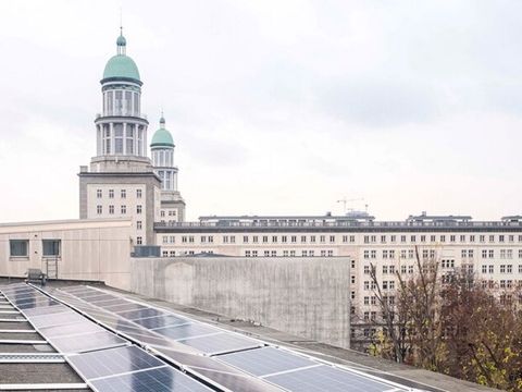 Das Ordnungsamt in Friedrichshain-Kreuzberg mit Solaranlage auf dem Dach