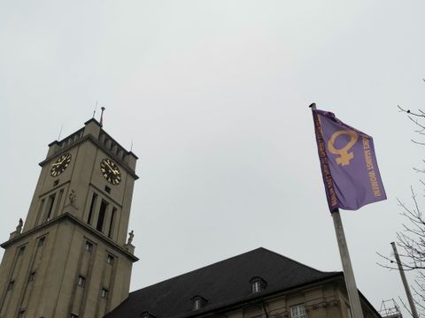 Bildvergrößerung: Berlinweite Anti-Gewalt-Fahne weht vor dem Rathaus Schöneberg.