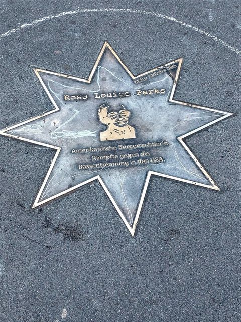 Eingelassener Stern auf geteertem Boden mit Aufschrift "Rosa Parks. Amerikanische Bürgerrechtlerin"