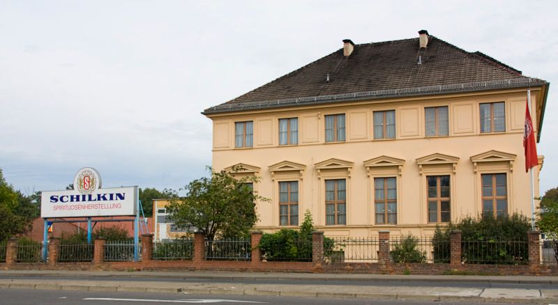 Gutshof in Alt-Kaulsdorf das Unternehmen SCHILKIN Spirituosen in Frontansicht