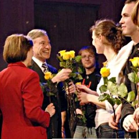 Bundespräsident Horst Köhler und seine Frau Eva Luise überreichen gelbe Rosen an die Mitglieder der Rockgruppe „Juli“