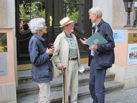 Brigitta und Helmut Auerbach und Helmut Lölhöffel vor der Augsburger Straße 33