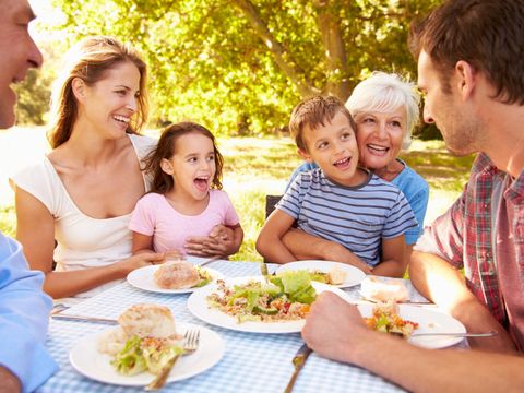 Mehrgenerationen-Familie zusammen essen