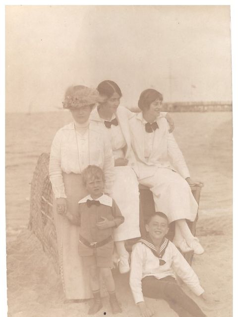 Bildvergrößerung: Ruscha mit Gerd, Elisabeth, Rudi und Elli 1914 