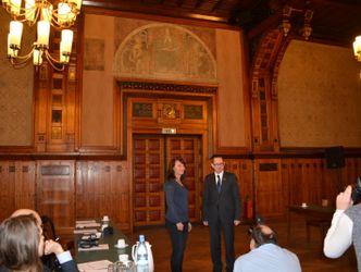 Bildvergrößerung: Bezirksbürgermeister Oliver Igel und die beauftragte Restauratorin Anette Schulz beim Pressegespräch zu den Leinwänden im Ratssaal