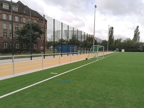 Der neue Sportplatz auf dem Campus an der Ella-Barowsky-Straße (ehem. Tempelhofer Weg) 