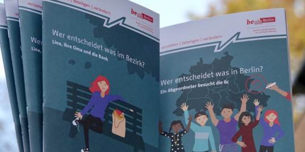 Zwei Broschüren: "Wer entscheidet was im Bezirk?" und "Wer entscheidet was in Berlin?"