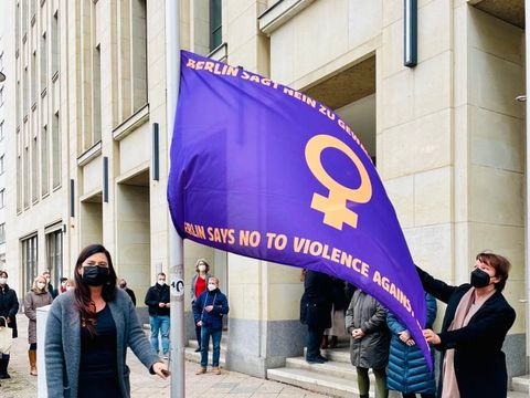 Bildvergrößerung: Senatorin Scheeres und Staatssekretärin Klebba hissen Flagge gegen Gewalt gegen Frauen