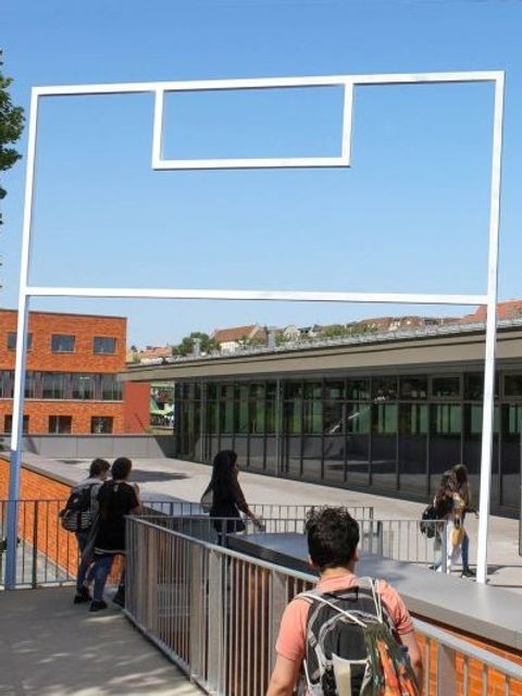 Bildvergrößerung: Tor über die Zugangsbrücke zur Soporthalle; das Tor empfindet die Linien eines Fußballfeld-Strafraumes nach