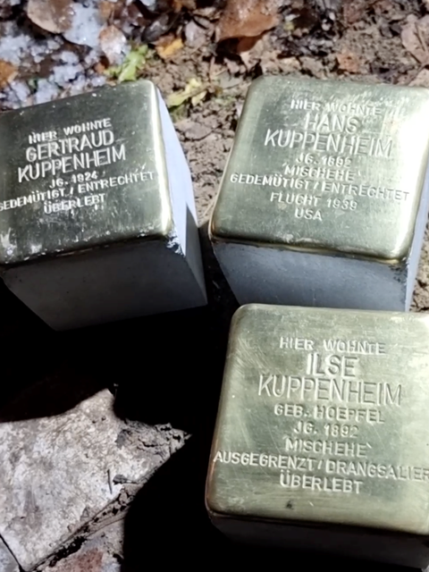 Bildvergrößerung: In Reinickendorf sind erstmals Stolpersteine für Überlebende der nationalsozialistischen Verfolgung verlegt worden.