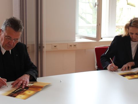 Bildvergrößerung: Generalvikar Pater Manfred Kollig SSCC (li.) bei der Unterzeichnung der Vereinbarung mit Polizeipräsidentin Dr. Barbara Slowik