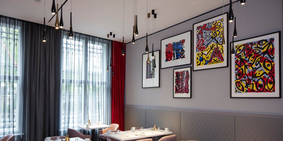 Blick in den Frühstücksraum des art'otels mit Werken von Georg Baselitz