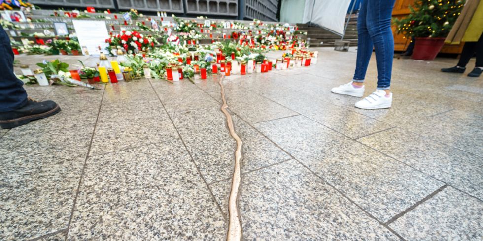 Berlin - 21. Dezember 2017: Ein Denkmal zum Gedenken an die Opfer des Terroranschlags auf dem Weihnachtsmarkt am Breitscheidplatz