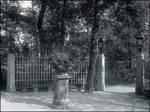 Erwin Barth - Schustehruspark, vorgefundene Blumenvase, vor 1919
