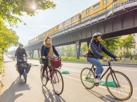 Fahrradfahrer auf Fahrradweg am Halleschen Ufer