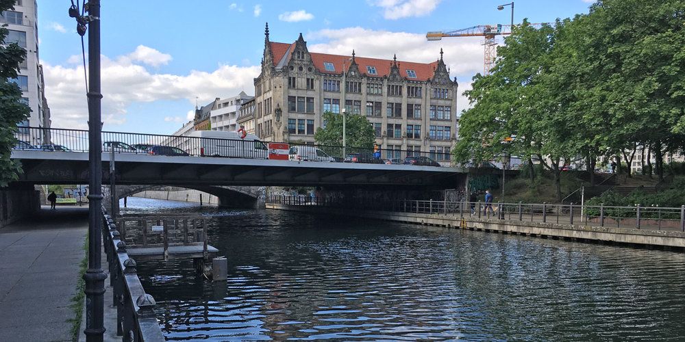 Neue Gertraudenbrücke vom Uferweg Südost in Blickrichtung Nikolaiviertel, August 2020