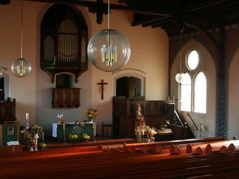 Innenansicht der Anstaltskirche mit dem Altar im Hintergrund