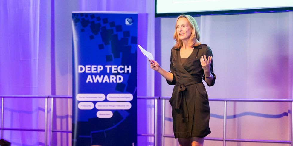 Moderatorin Sandra Berndt auf der Bühne beim Deep Tech Award 2022