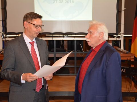 Bildvergrößerung: Stellv Bezirksbürgermeister Gernot Klemm verliest die Urkunde zur Verleihung für Herrn Jürgen Hilbrecht