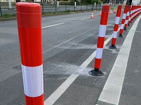 Bildvergrößerung: Trennung zwischen Radweg und Straße durch Poller