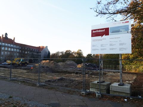 Baubeginn der berlinweit ersten Typensporthalle am Lily-Braun-Gymnasium 