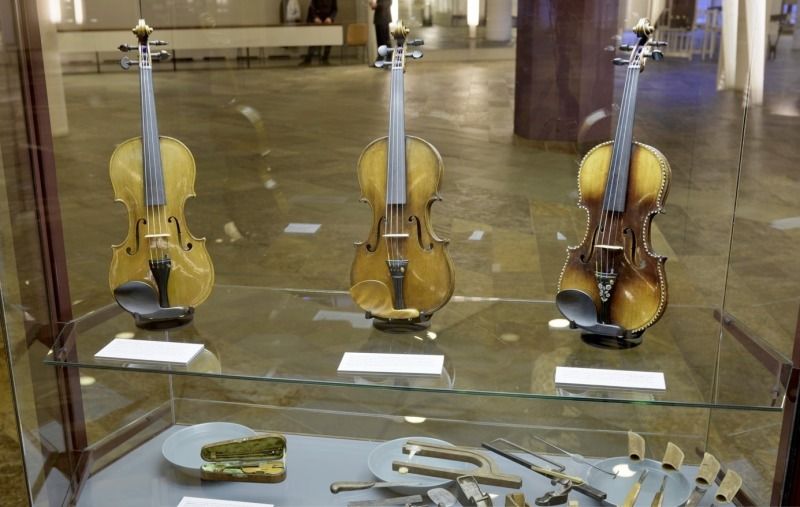 Bildvergrößerung: Geigen aus der Sammlung „Violins of Hope“ wurden im Rahmen einer Ausstellung im Foyer des Kammermusiksaals gezeigt