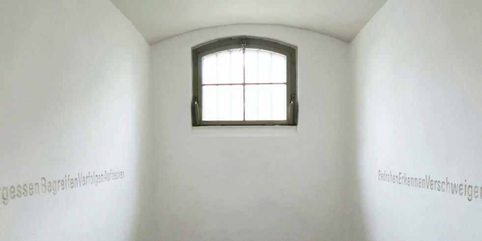 Weißer Raum mit Fenster in Gedenken an die Opfer der „Köpenicker Blutwoche“