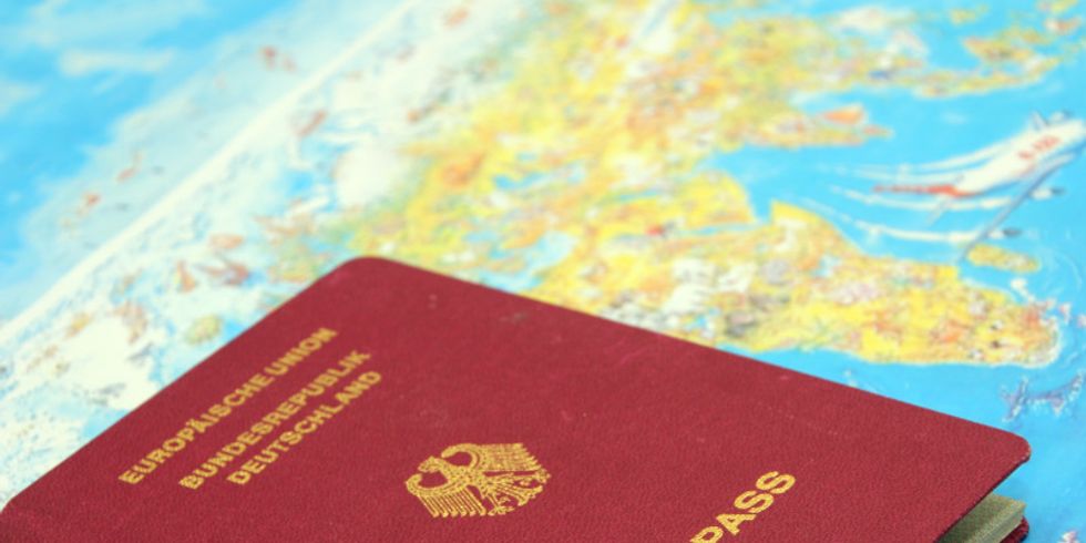 Reisepass liegt auf Weltkarte