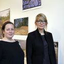 Bildvergrößerung: Die Kuratorinnen Christine Nippe (li) und Heike Fuhlbrügge vor Fotos von Landschaften 