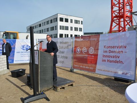 Bildvergrößerung: Bezirksbürgermeister Igel hält ein Grußwort bei der Grundsteinlegung