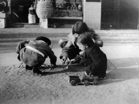 Kinder in der Weißenburger Straße, um 1929
