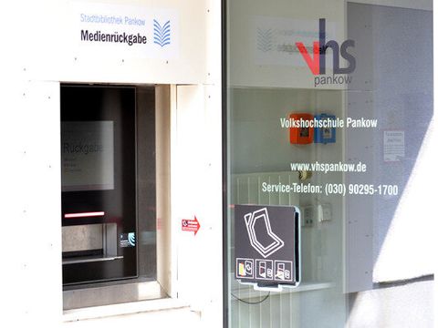 Eingang _Bildungszentrum am AntonplatzBizetstr 41, Medienrückgabeautomat