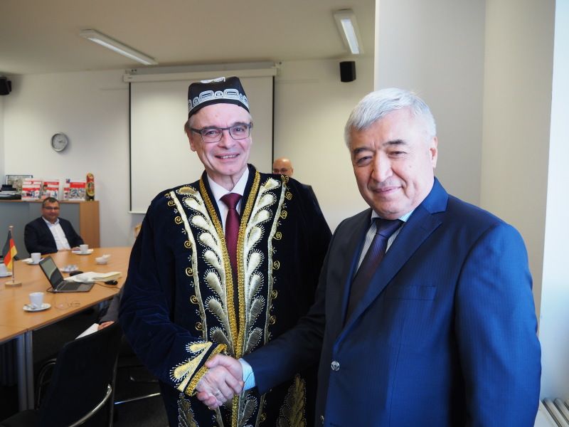 LAGeSo-Präsident Franz Allert (links) und stellvertr. Gesundheitsminister der Republik Usbekistan Prof. Abdukhakim Khadjibaev