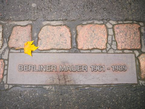 Tafel auf dem Weg mit der Schrift Berliner Mauer 1961-1989