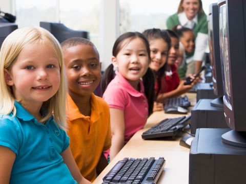 Kinder lernen am Computer