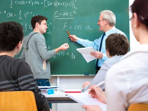 Schüler mit Lehrer im Klassenraum beim Mathematikunterricht