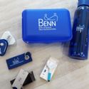 Bildvergrößerung: Blaue Brotdose, Trinfflasche, Schlüsselanhänger und Kopfhörer vom Projekt BENN Weißensee (Abkürzung für: "Berlin eröffnet neue Nachbarschaften")