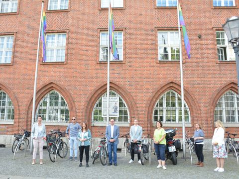 Bildvergrößerung: Hissen der Regenbogenfahne vor dem Rathaus Köpenick