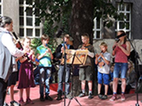Bildvergrößerung: Sommerfest Eliashof mit der Flötenklasse von Frau Seifert