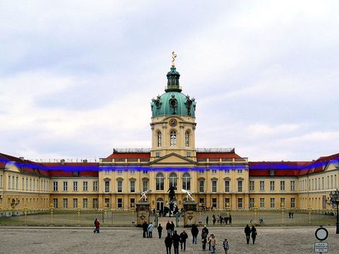 Darstellung des Schlosses Charlottenburg mit einer blauen Linie in 18 Meter Höhe, die die Höhe eines Treibhausgassees der jährlichen Emissionen begreifbar macht.