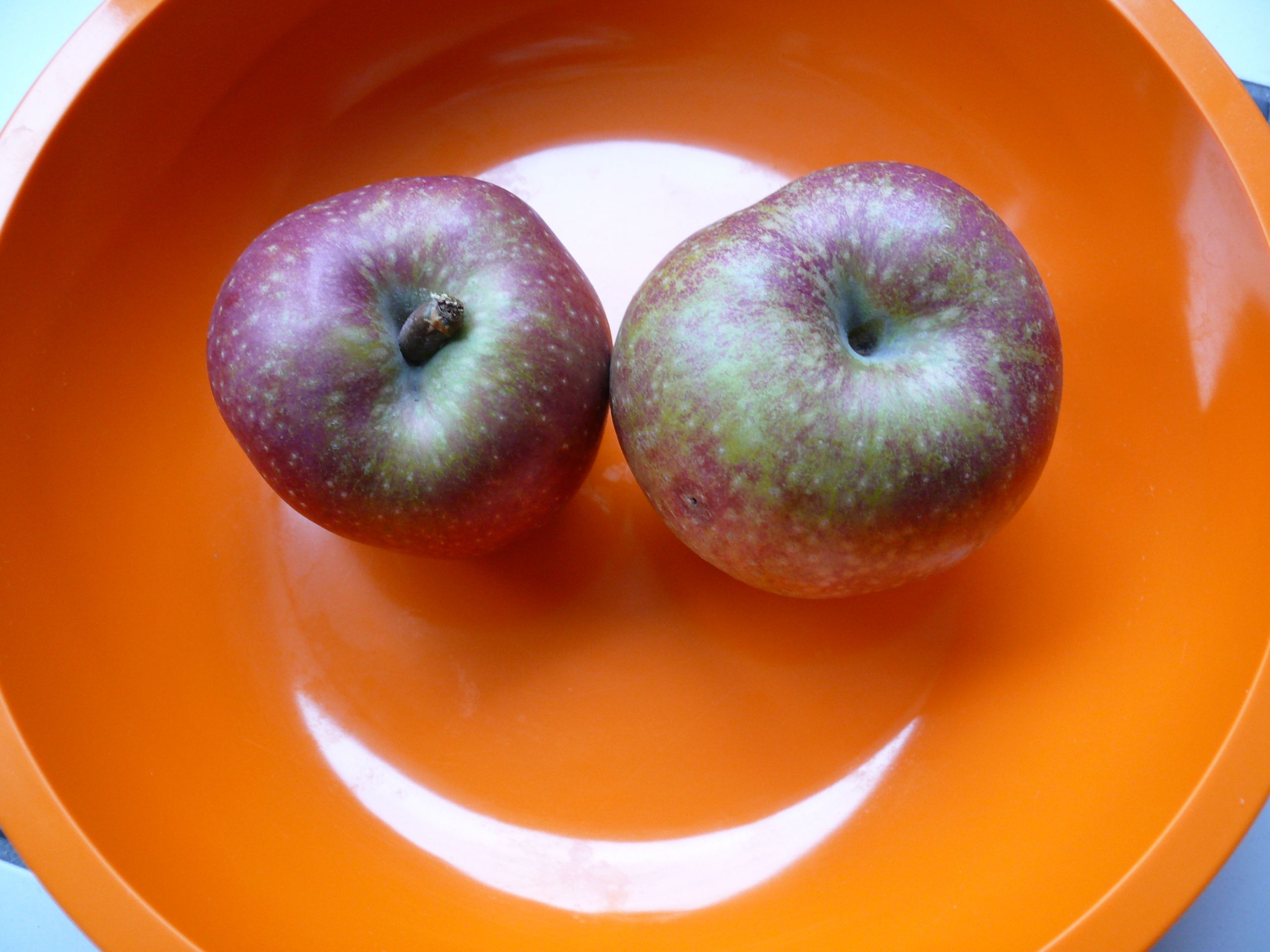 Ein Gesicht aus Äpfeln das ein Smilie ergibt