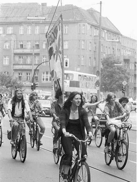 Bildvergrößerung: Fahrradkorso für Umweltschutz und für eine Reform der Verkehrspolitik in der Kolonnenstraße am 4. Mai 1978