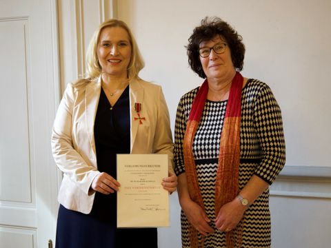 Bildvergrößerung: Frau Dr. Skarabis-Querfeld und Frau Bezirksbürgermeisterin Maren Schellenberg