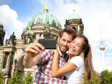Bildvergrößerung: Paar macht Selfie, Selbstportrait, vor Berliner Dom und Fernsehturm in Berlin