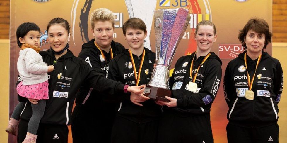 TTC Berlin Pokalsieg - v.l.n.r.: Xiaona Shan mit Tochter Mia, Jessica Göbel, Nina Mittelham, Britt Eerland und Irina Palina